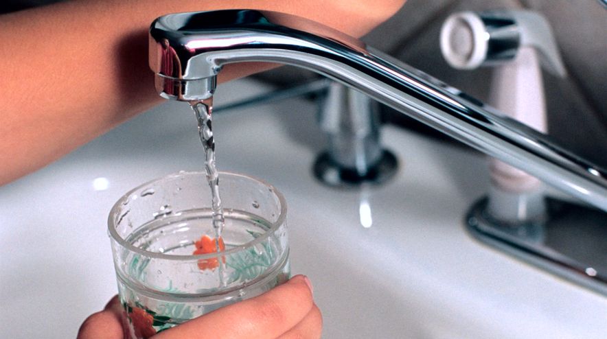 Если слабо течёт именно холодная вода, начинать диагностику стоит с самого простого